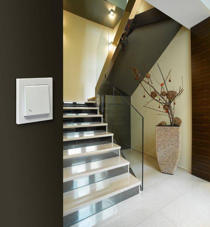 Интересные варианты дизайна холла с лестницей в частном доме