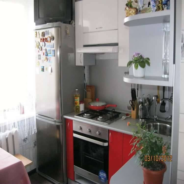 Куда поставить холодильник в маленькой кухне в хрущевке фото