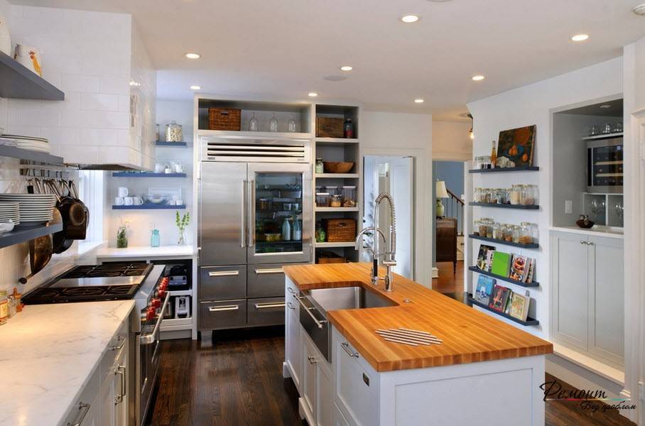 Дизайн маленькой кухни с холодильником (76 фото): куда поставить холодильник? угловые и встроенные кухонные гарнитуры с холодильником в интерьере. как разместить его в комнате с окном?