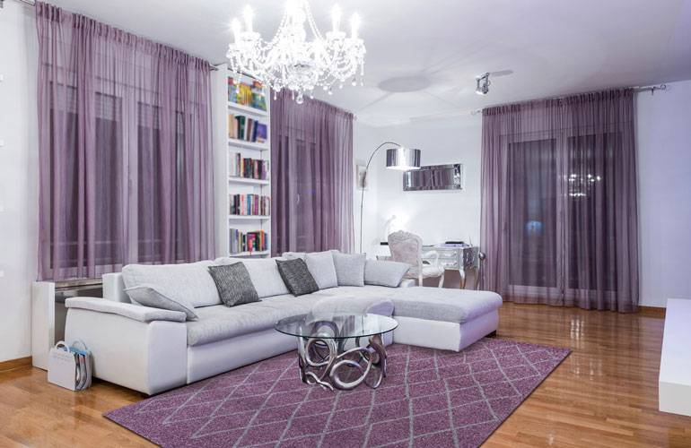 Создание дизайна гостиной в фиолетовых тонах и правила сочетания цветов