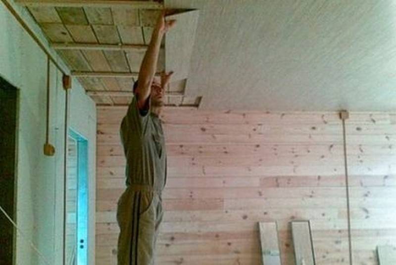 Ламинат на потолке в интерьере: инструкция как крепить своими руками, дизайн, видео и фото