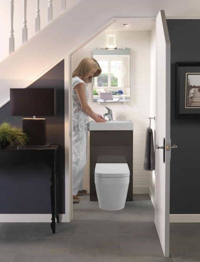 Как устроить туалет под лестницей: практичное использование подлестничного пространства