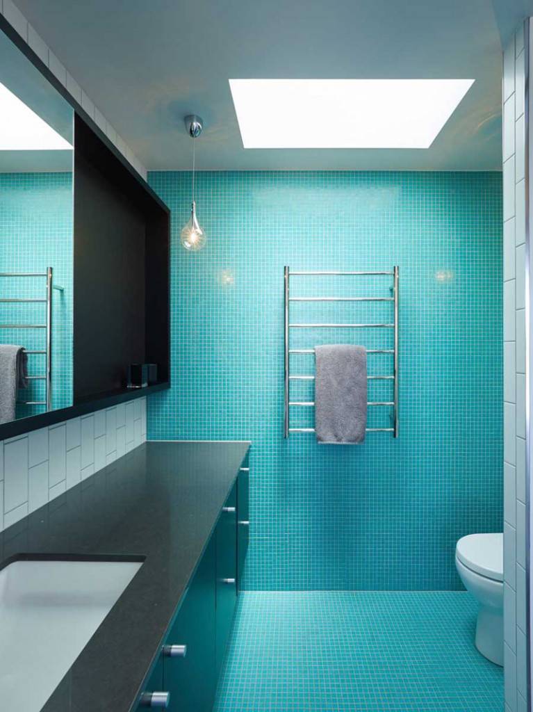 Бирюзовый цвет в интерьере: сочетание с другими цветами в ванной, гостиной с бежевым, серым, зеленым и желтым
 - 34 фото