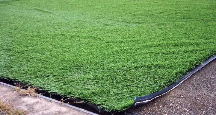 Искусственная трава (78 фото): ландшафтное газонное напольное покрытие, укладка газона на даче на клей