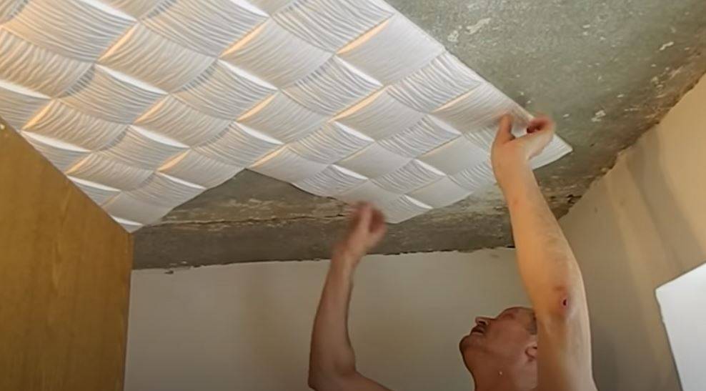 Как клеить бесшовную потолочную плитку из пенополистирола - фото, видео