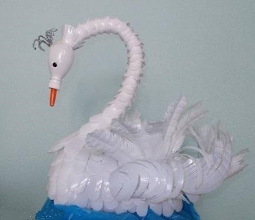 Белый лебедь из пластиковой бутылки