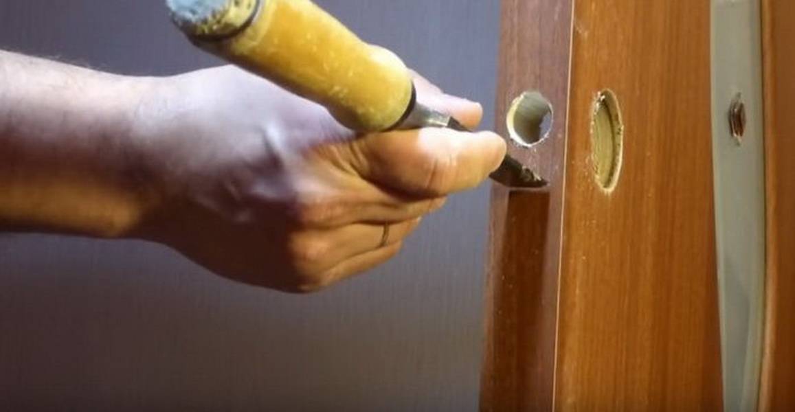 Установка дверного замка в межкомнатную дверь: простая и понятная инструкция