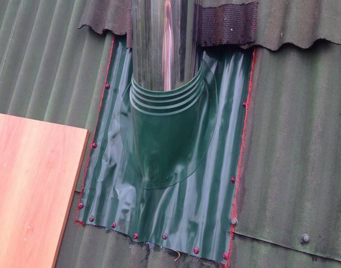 Как вывести трубу через крышу из ондулина