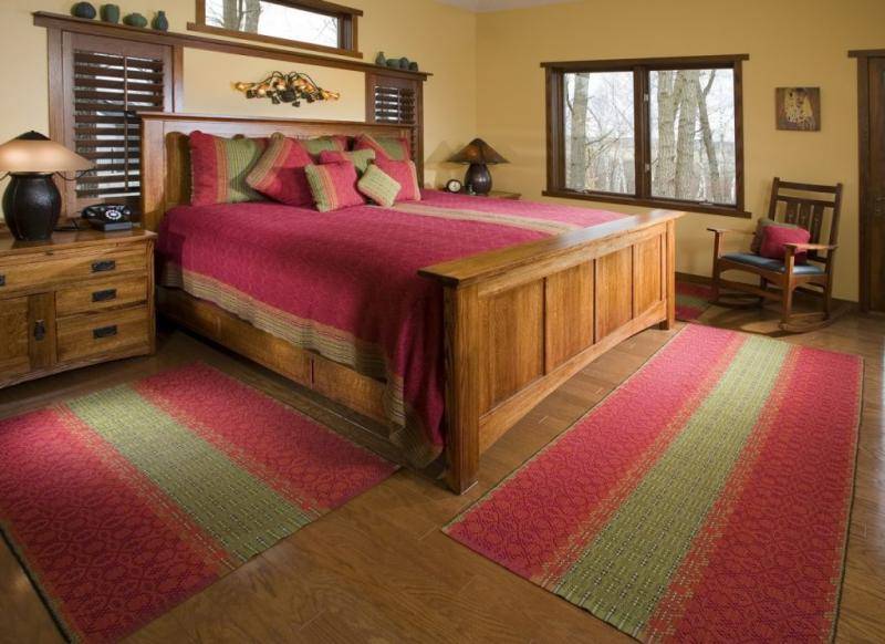 Ковер в спальню (56 фото): модели на пол, небольшие белые коврики и дорожки, овальные ковры под кроватью