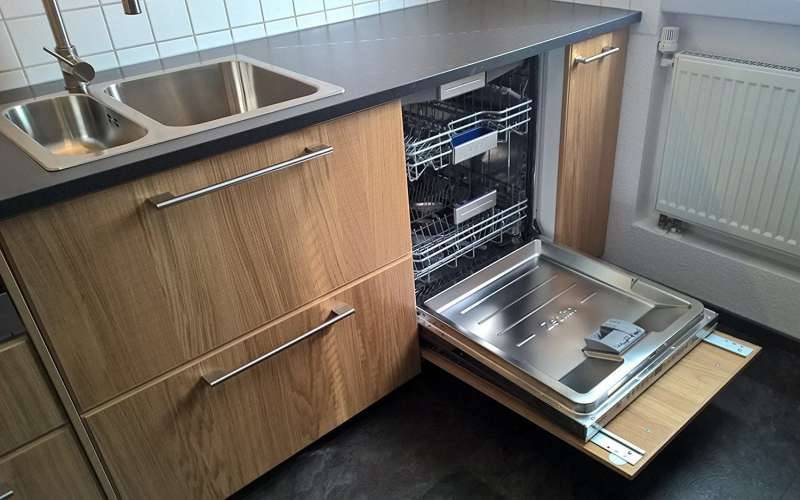 Как установить встраиваемую посудомоечную машину в готовую кухню: советы с видео