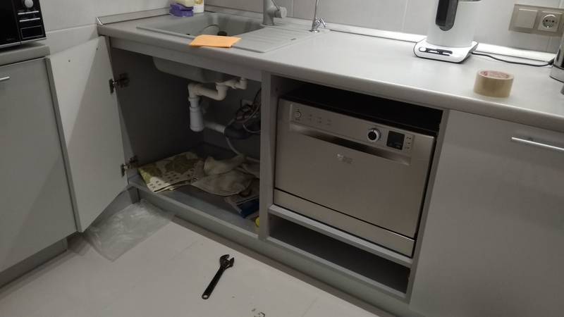 Как встроить посудомоечную машину в готовую кухню: как установить, видео-инструкция, куда поставить и можно ли встроить
правильный подход к установке встраиваемой посудомоечной машины – дизайн интерьера и ремонт квартиры своими руками
