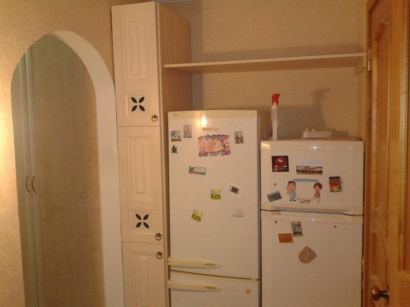 Холодильник на кухне — как его разместить? обзор самых эффективных вариантов (80 фото)