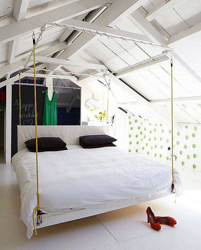 Идеи оформления спальни: подвесная кровать под потолком