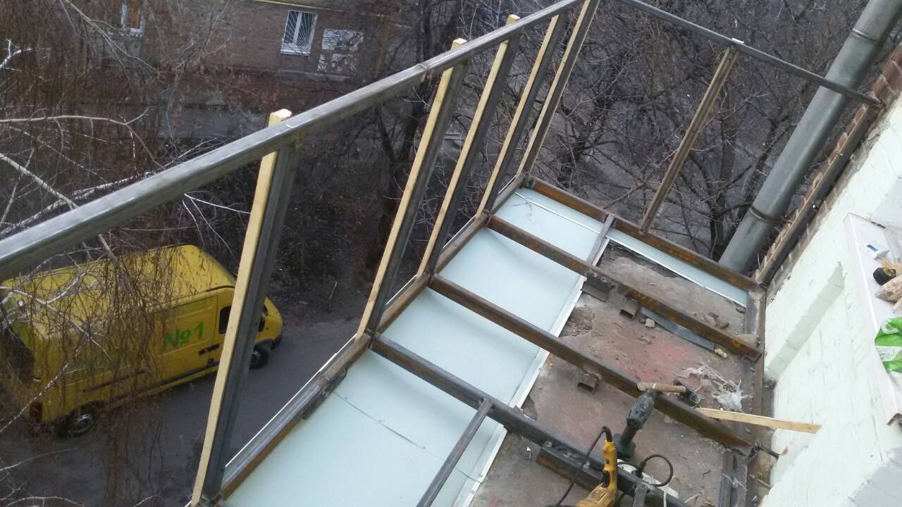 Остекление балкона в хрущевке - особенности, виды, инструкция