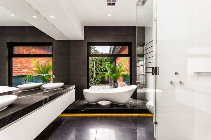 Большая ванная комната (75 фото): красивый дизайн помещения с окном, комнаты значительных площадей в частных домах и квартирах