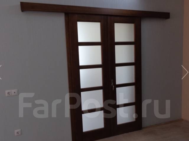 Раздвижные стеклянные двери (47 фото): межкомнатные перегородки из стекла, системы на балкон, итальянские конструкции