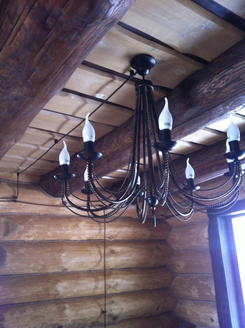 Проводка в стиле ретро на изоляторах в деревянном доме - 10 фото