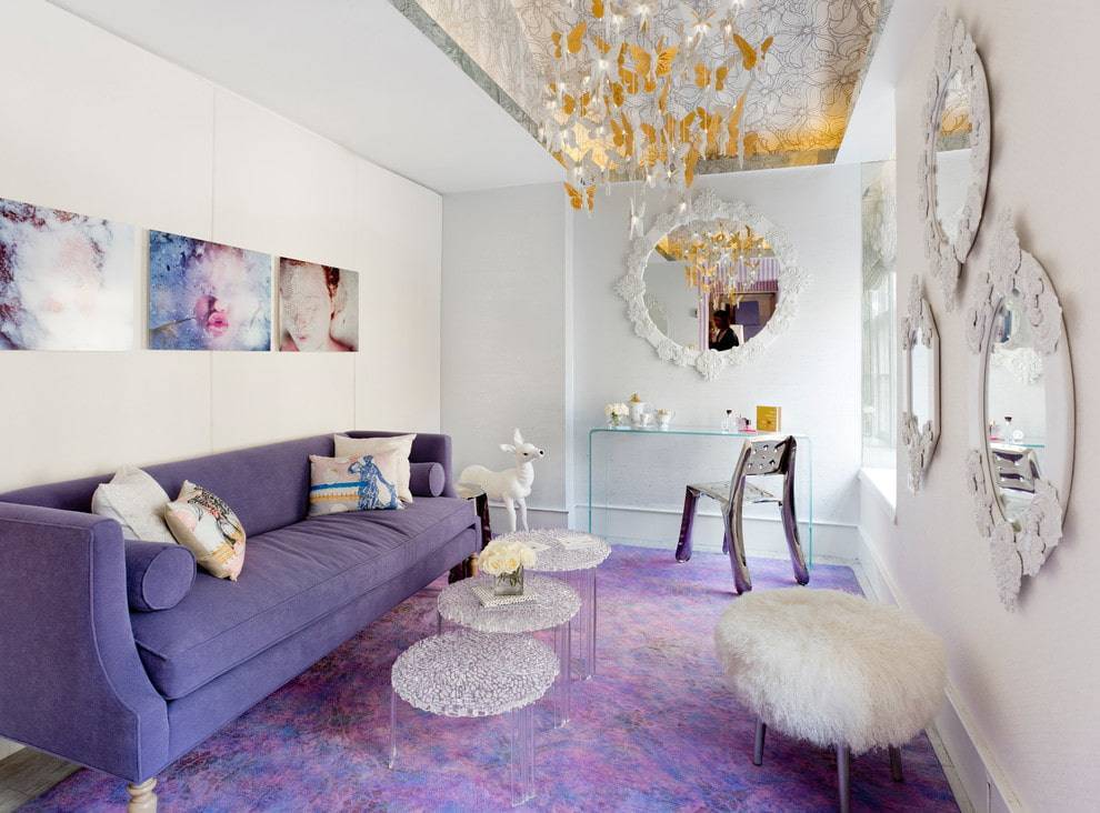 Варианты интерьера гостиной комнаты с диваном сиреневого цвета