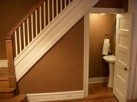 Как правильно организовать туалет под лестницей