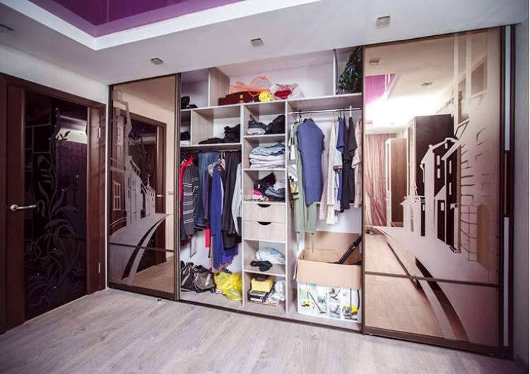 Навесные шкафы в прихожую (22 фото): подвесные шкафчики с зеркалом в коридор