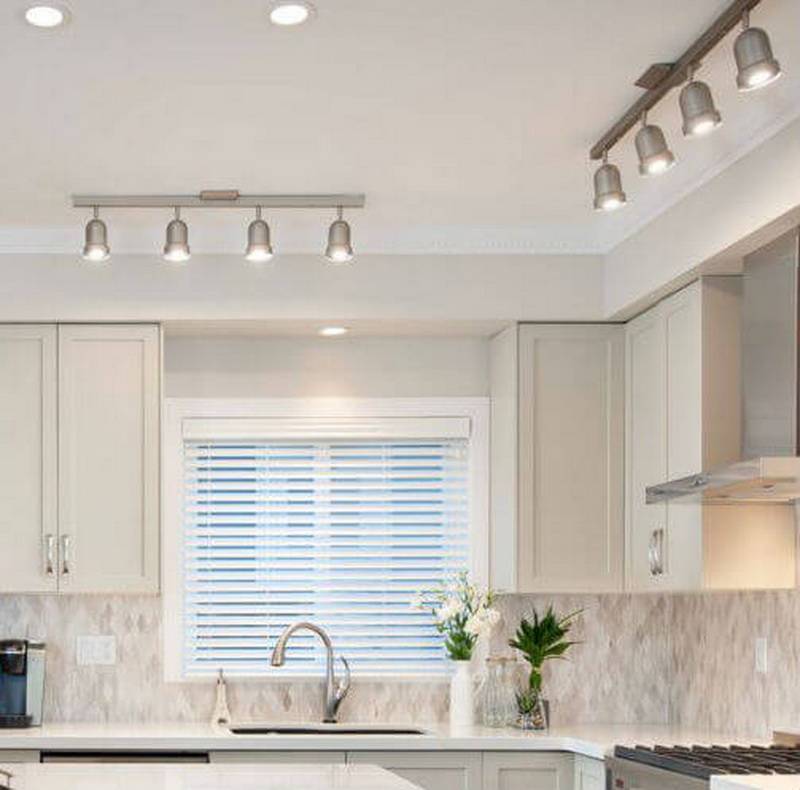 Освещение на кухне с натяжным потолком (30 фото): расположение точечных и других светильников, варианты лампочек в интерьере кухни