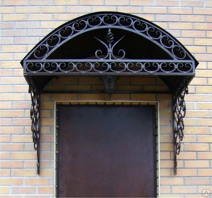 Навесы над входной дверью: классификации козырьков по форме и материалу