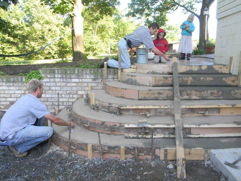 Полукруглая лестница для крыльца из бетона