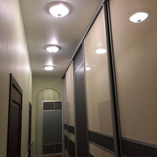 Натяжной потолок в коридоре с точечными светильниками фото длинного помещения
