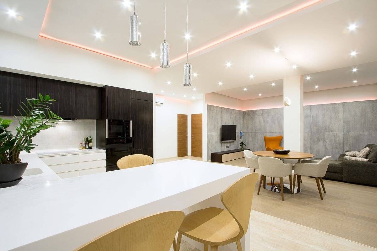 Освещение на кухне с натяжным потолком: как расположить светильники и люстру