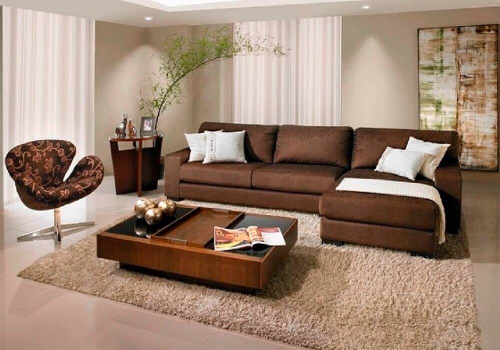 Интерьер комнаты с коричневым диваном