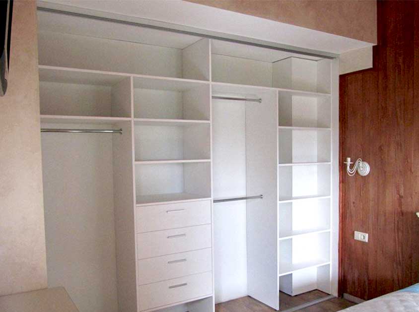 Шкаф-купе во всю стену (41 фото): гостиная со встроенной моделью и телевизором, шкаф-купе в спальню