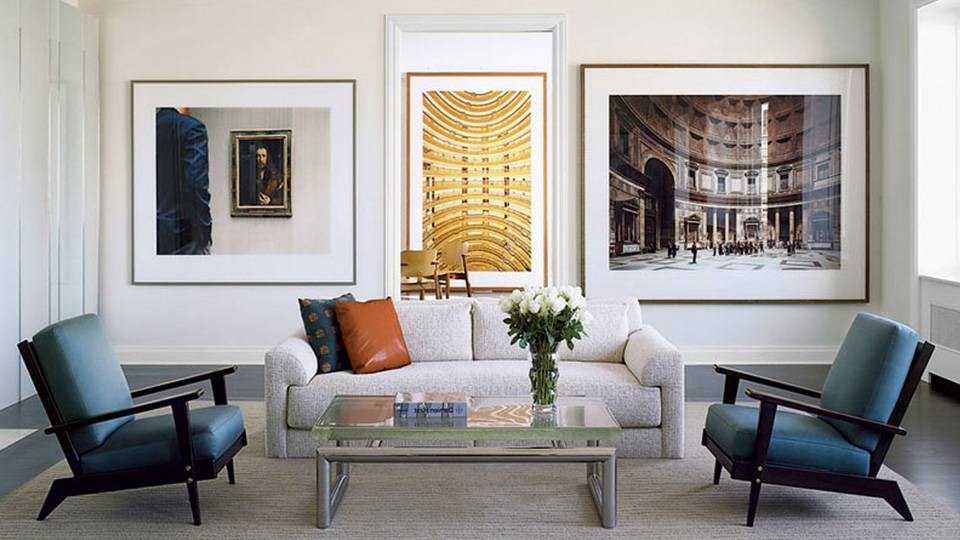 Как правильно разместить в квартире картины на стене: какие бывают варианты расположения одной или композиции из картин разного размера?