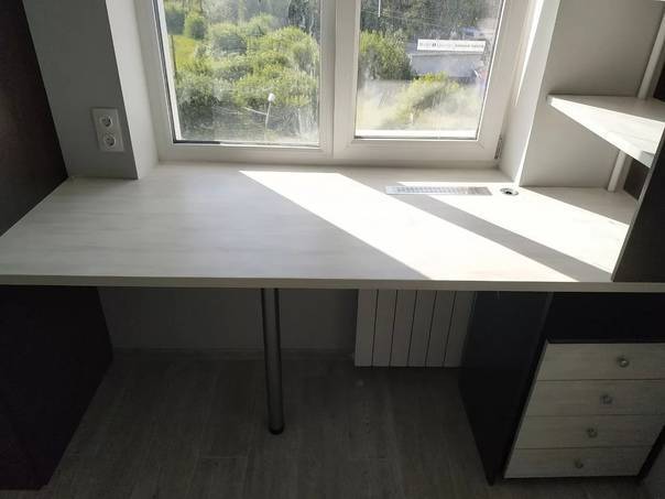Стол-подоконник (46 фото): дизайн модели вдоль окна в комнате для подростка и встроенная конструкция вместо подоконника