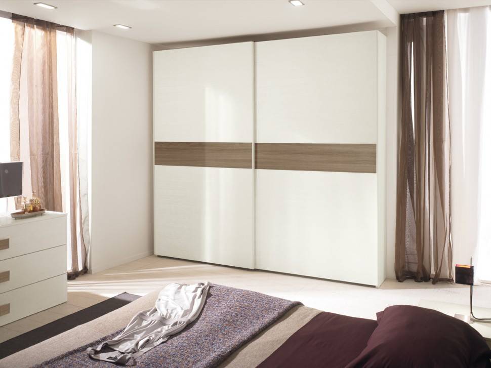 Встроенный шкаф в спальне: стильная экономия пространства (102 фото)