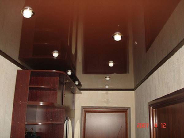 Натяжной потолок: белый с коричневым, с бежевым, темный, фото в интерьере