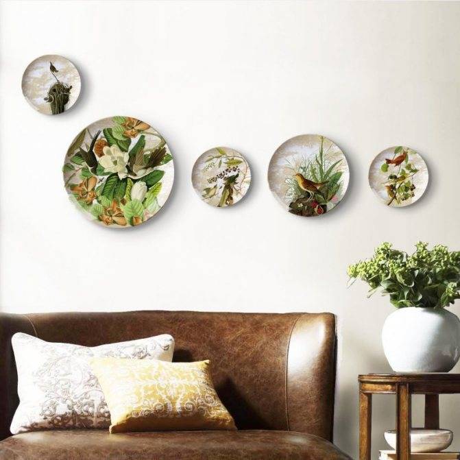 Декоративные тарелки на стене +75 фото украшения своими руками