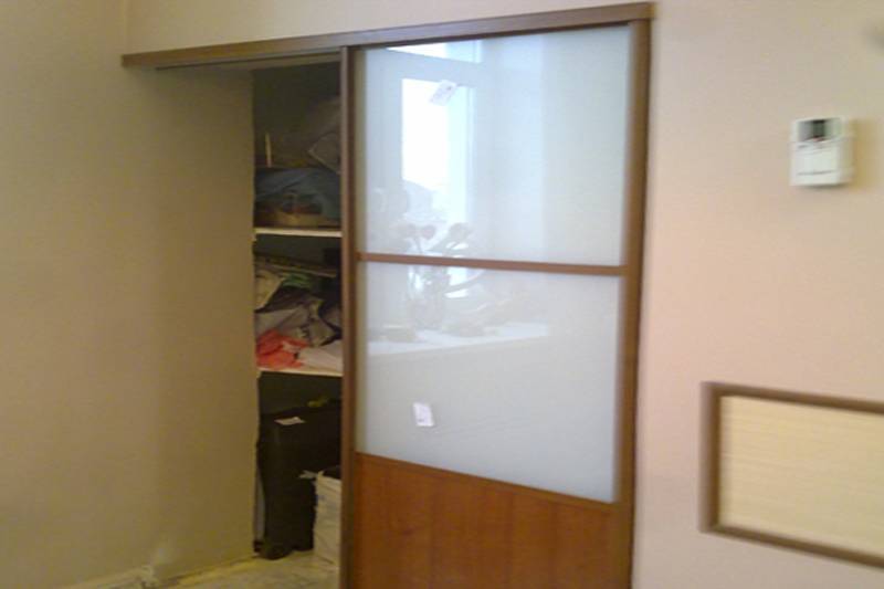 Практичные сдвижные двери для установки в гардеробной