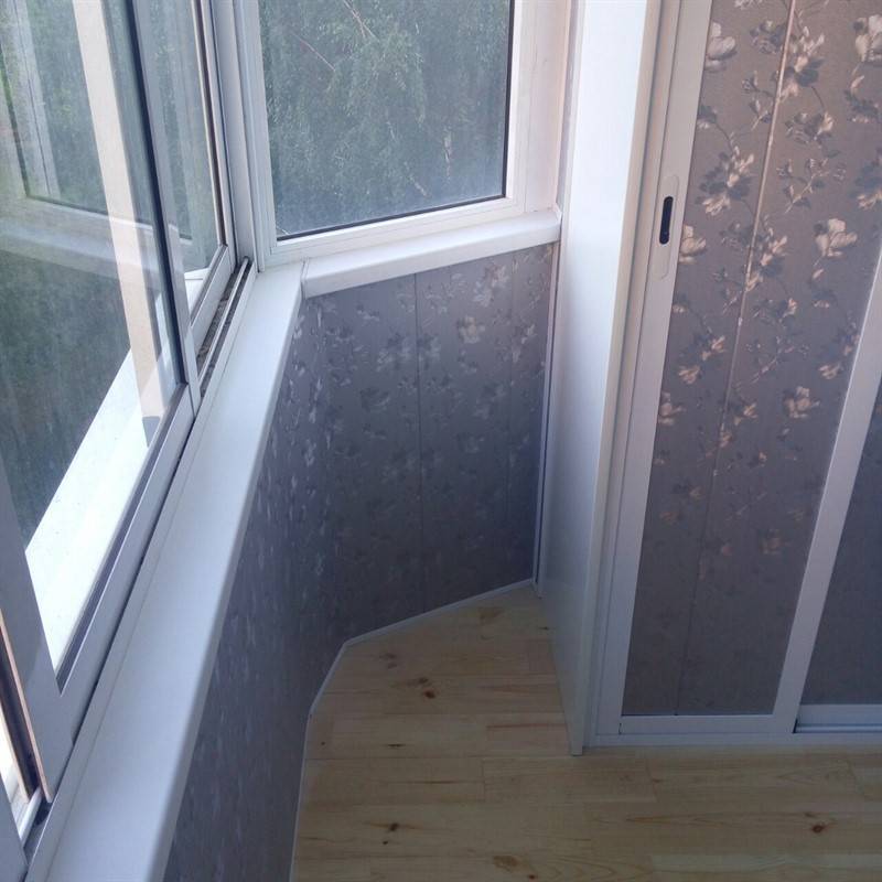Отделка балкона пластиковыми панелями (40 фото): как обшить прозрачным пвх балкон потолок своими руками внутри и снаружи