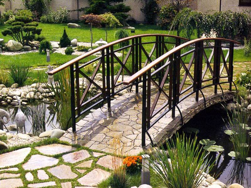 Декоративный мостик для сада, дачи и пруда в ландшафтном дизайне - 17 фото