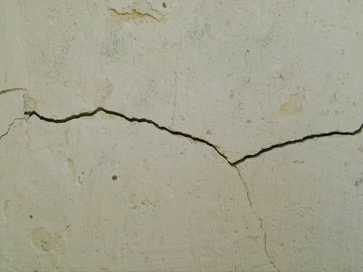 Почему трескается штукатурка на стенах. как заделать трещину в штукатурке на стене.