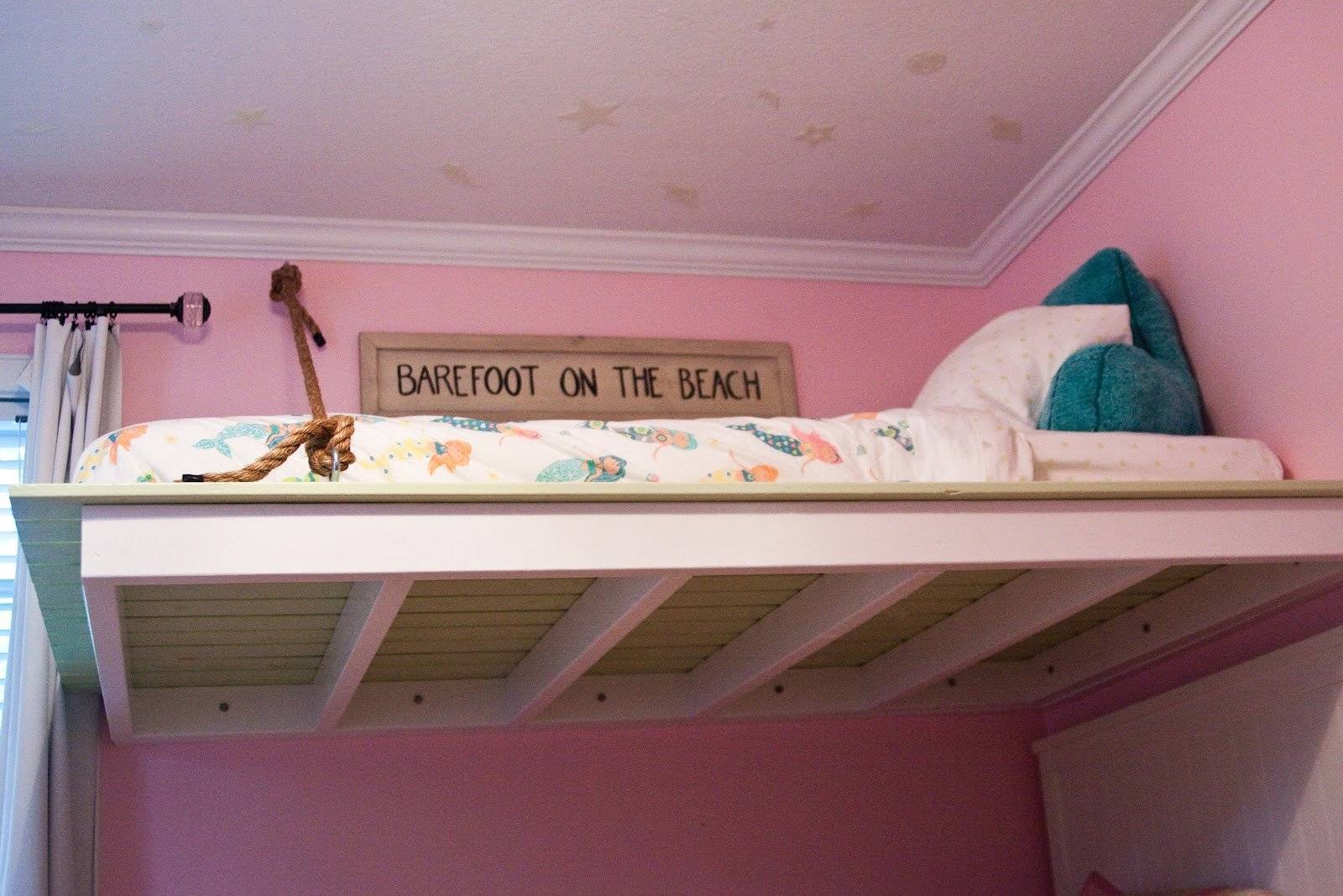 Кровать под потолком – новое слово в оформлении интерьера