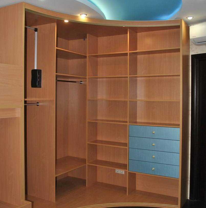 Шкаф-купе в спальню (126 фото): встроенный, угловой, дизайн с внутренними размерами