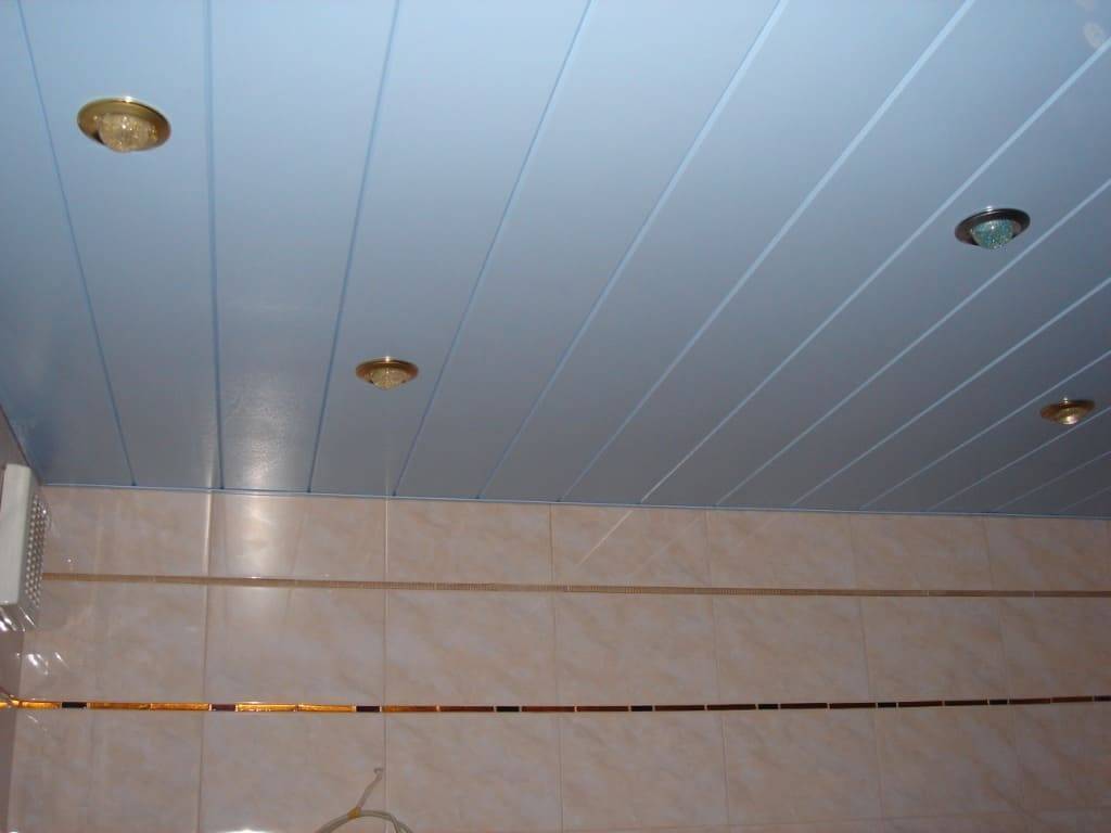 Как выбрать потолочные панели для ванной комнаты: описание и монтаж пластиковых и металлических панелей с фото