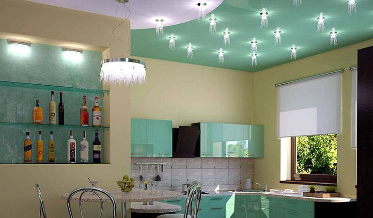 Фотопримеры с различными вариантами дизайна кухонь с натяжными потолками: 70 фото