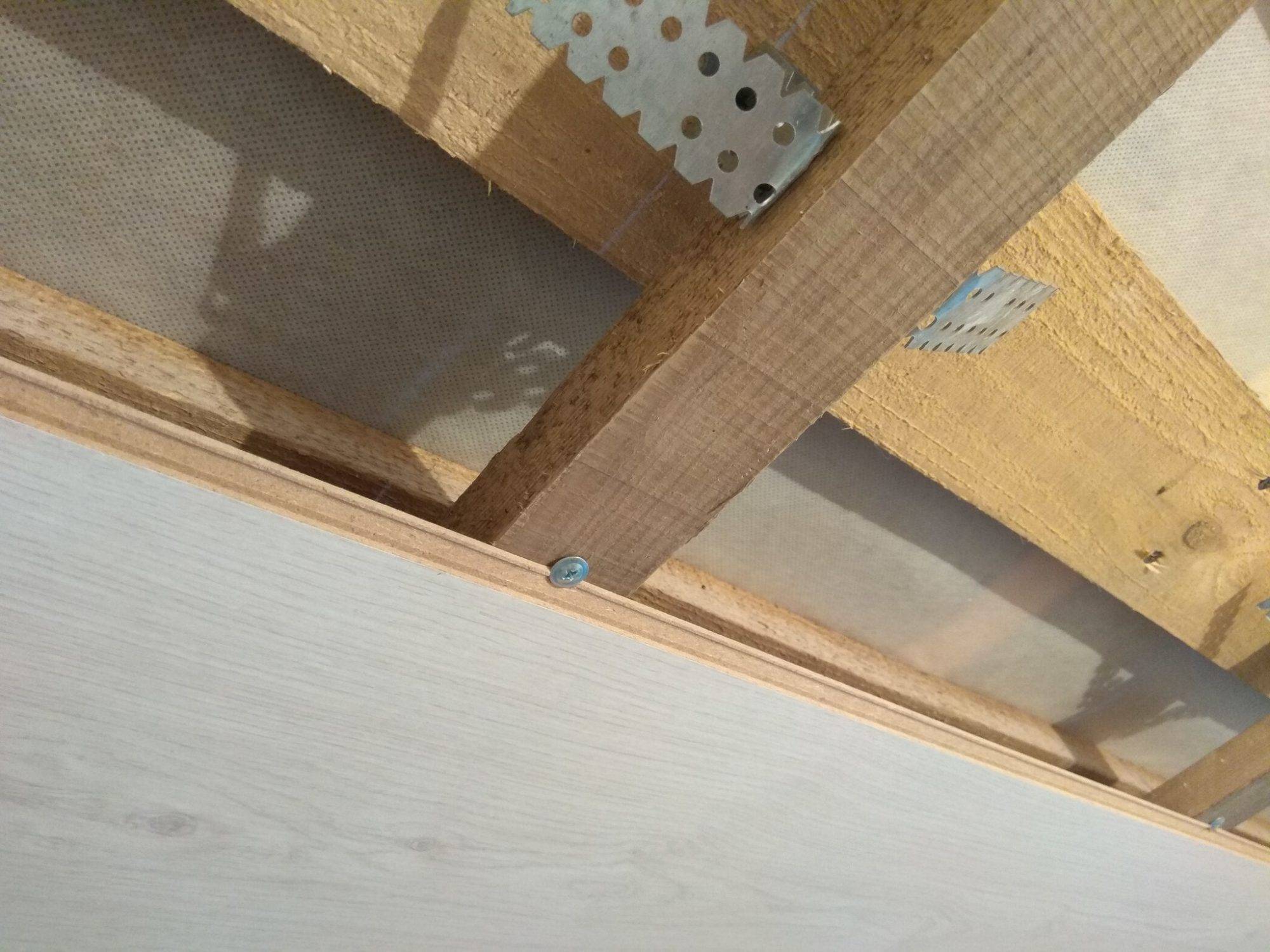 Ламинат на потолок: как крепить и фото интерьеров