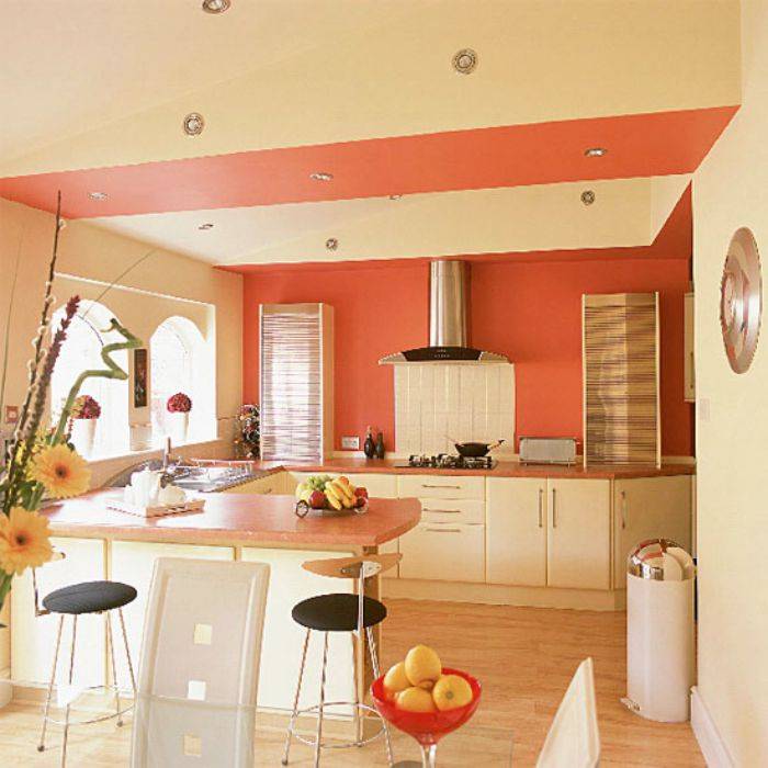 Оформление дизайна кухни в персиковом цвете