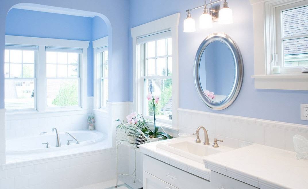 Голубая плитка для ванной (26 фото): керамическая продукция голубого цвета, варианты сочетания с белым в интерьере уборной комнаты