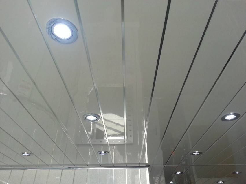 Потолок в ванной из пластиковых панелей - виды и фото пластикового потолка в ванной