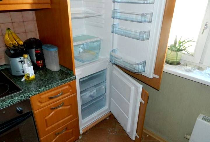 Как встроить холодильник в шкаф на кухне: пошаговая инструкция