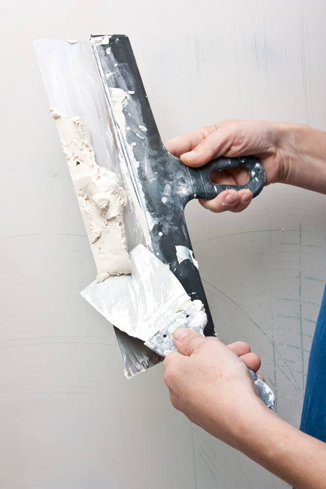 Подготовка поверхности к шпаклевке и видео правильной техники шпаклевания стен своими руками